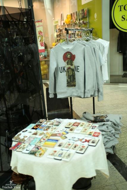 Гостей ожидал неординарный формат мероприятия, который включал открытые шоу-румы украинских дизайнеров украшений и аксессуаров, таких как Ginger, Zhanna UDLER, ARTDENA by Tatiana Chebrova, Woodfarm, Татьяна Чорна, Евгений Шешенин, Гоша Альтшулер, Bomond, TOTEM, AyNur accessories, Churchill, Zukerka, AndyWatch, Synergy boutique, Treestore, A'BAG, Творческая мастерская «Капелюх», Mantra Leather... time to indulge, украшений из растений Татьяны Колодюк, патриотической одежды и аксессуаров от N&M, 5x23 feat BRATY, Ukrcase, ТМ Hoodie, Ukrtorba и женственной одежды от бренда MustHave. Отдельно следует отметить дизайнеров эксклюзивных сумок La Marque by Anastasiya и украшений из натуральних камней бренда Helena Sai. Дизайнер украшений бренда Valeriya Sarbash педставила украшения ярких и динамических форм из полудрагоценных камней, кристаллов Swarovski, керамики и стекла, которые создадут неординарные и запоминающиеся образы. Два дня на выставке работала beauty зона, где каждый посетитель смог сделать прическу и макияж от мастеров визажа и парикмахерских услуг Авторской Школы Стиля и Макияжа Татьяны Бойко «BOYKO BEAUTY SCHOOL», а в фотозоне - фотосессию от Юрия Трачука. Также Евгения Котенко, основательница агентства стиля Jane Air, провела мастер-класс на тему «Модные тренды сезона осень/зима 2014-2015 в аксессуарах». Организатором выступило коммуникационное агентство MPR Communications Group. Медиа-партнерами мероприятия выступили: телеканал HDFASHION, журналы Touch, Joy, интернет-издания IVONA, Хочу, geometria.ru.